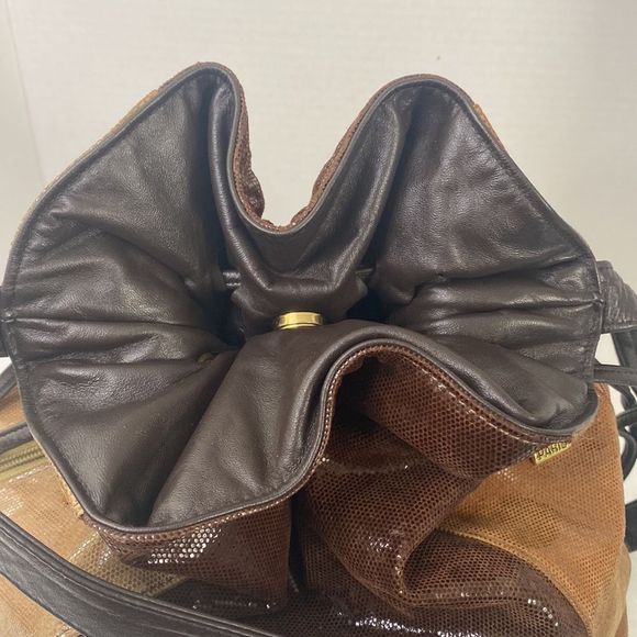 PARIS Leather Bucket Bag - Picture 5 of 10